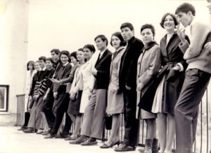 Učenici_gimnazije_na_terasi_1965